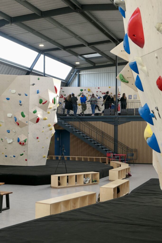 Vue d'ensemble d'une partie de la salle chez Bassin à Bloc à Gujan-Mestras.