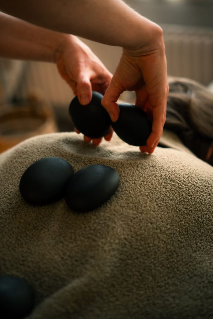 Un massage avec des pierres chaudes chez Nenbe, à Rennes