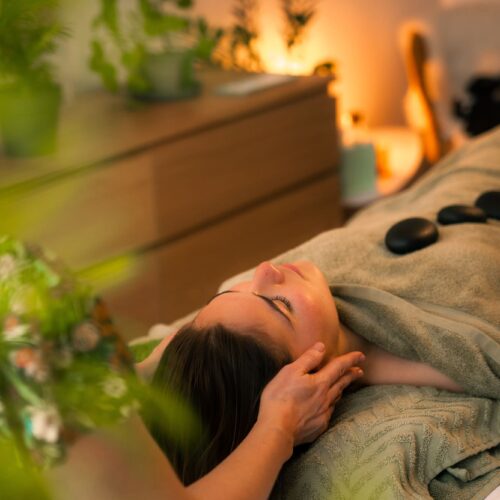 Un soin avec des pierres et du son chez NENBE, à Rennes