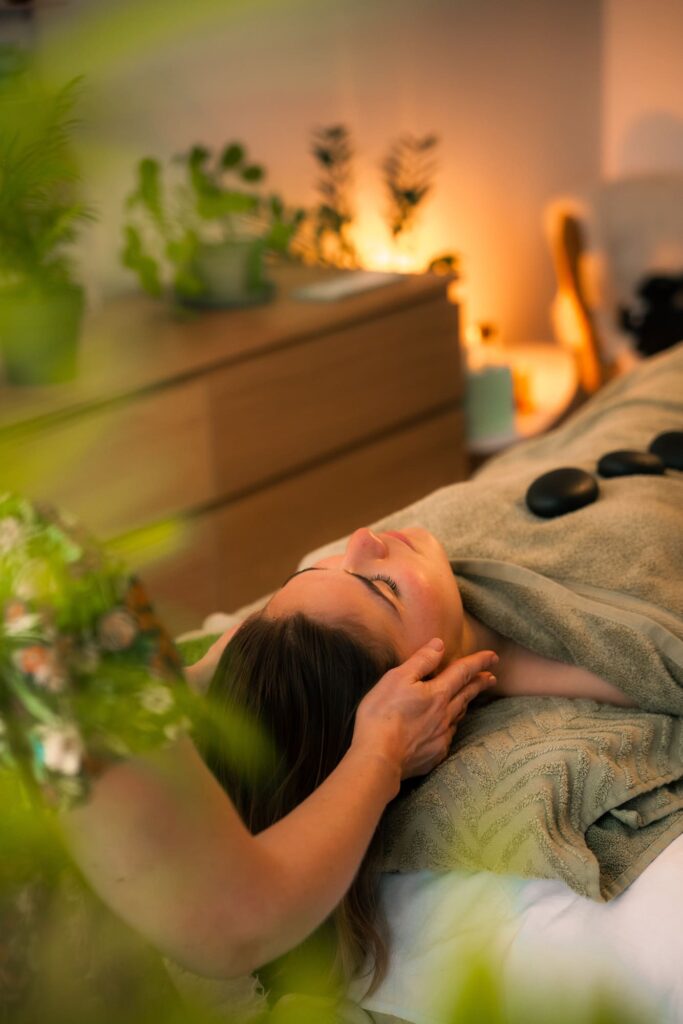 Un soin avec des pierres et du son chez NENBE, à Rennes