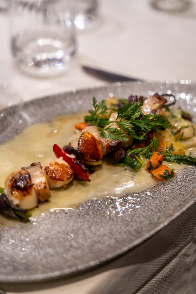 Brochettes de noix de Saint-Jacques au beurre blanc à la Brasserie du Sillon à Saint-Malo.