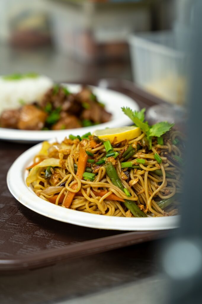 Plat de nouilles sautées aux légumes servi à Las Cebuanas à Saint-Malo