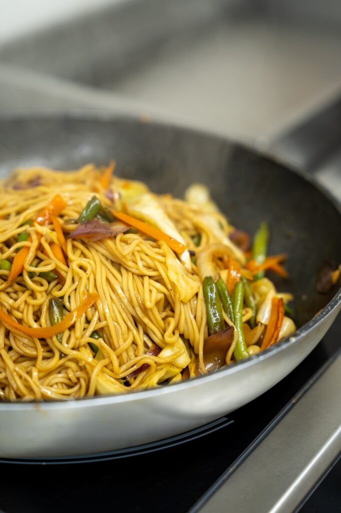 Nouilles sautées aux légumes préparées à Las Cebuanas à Saint-Malo.