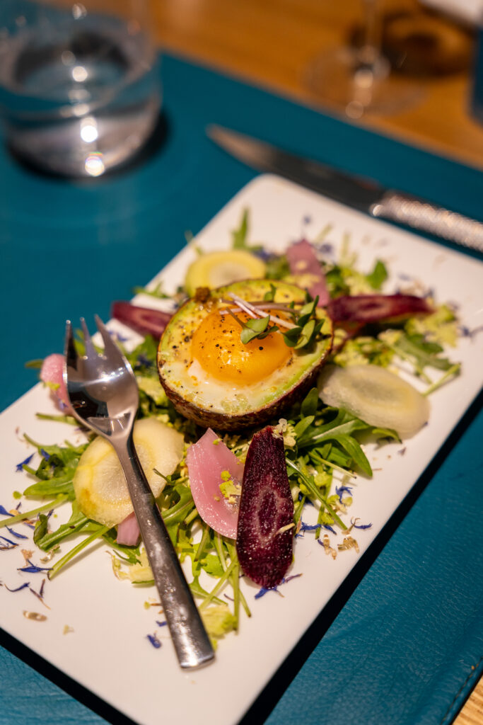 Entrée œuf cocotte à l’avocat, crémeuse et gourmande à L'Auberge du Pélican à Dinan.