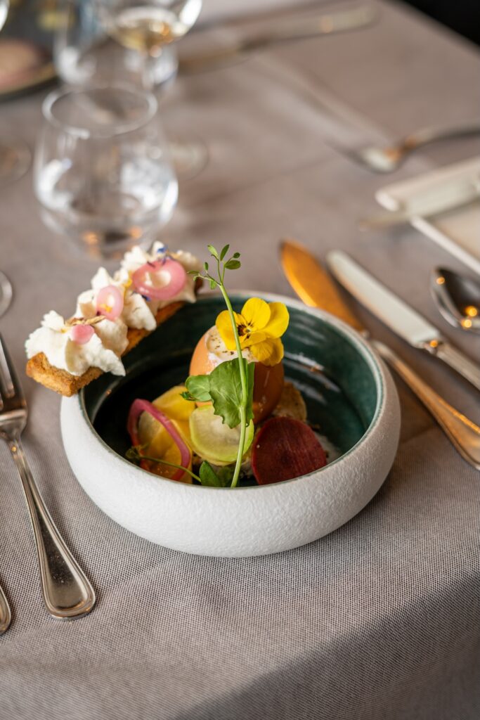 Œuf parfait coloré et délicatement présenté au restaurant Antinéa à Saint-Malo.