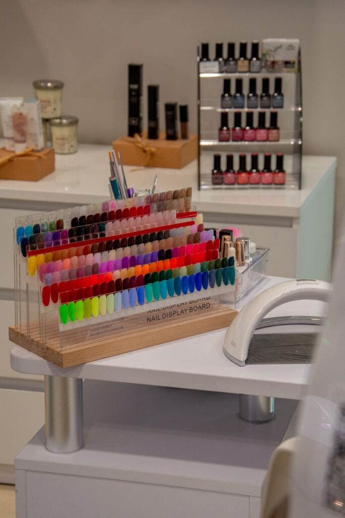 Le large choix de couleurs pour les ongles de l'institut Doux Sens à Limoges