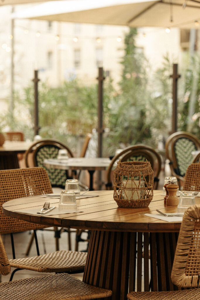 L'extérieur du restaurant Opéra Café à Avignon
