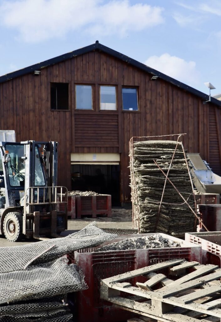Exploitation ostréicole avec filets d’huîtres à La Ferme des Nielles à Saint-Méloir-des-Ondes.