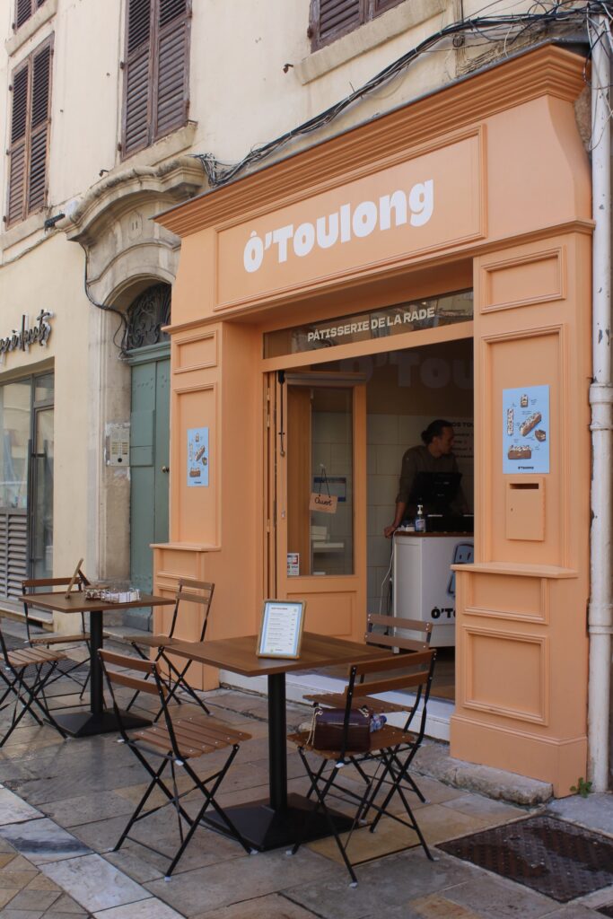 La devanture de la pâtisserie 0'Toulong située en face des Halles