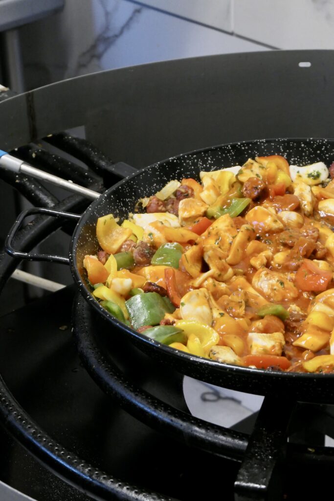 Paella faite maison chez le traiteur Les Petits Plats à la Hume, quartier de Gujan-Mestras.