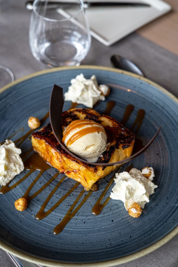 Dessert gourmand au pain brioché et glace vanille au restaurant Antinéa à Saint-Malo.