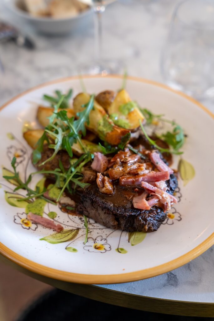 Plat généreux de palleron de bœuf avec accompagnements au Riva Café à Saint-Malo.