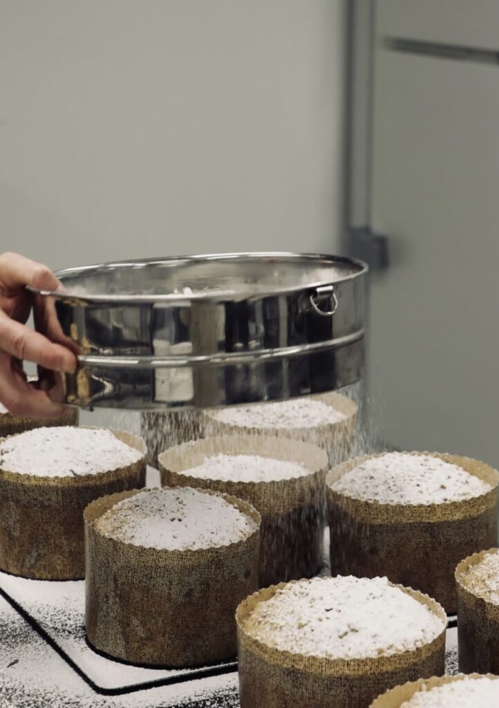 Panettone praliné aux pralines roses lyonnaises signé Gatelier, artisan pâtissier à Saint-Malo.
