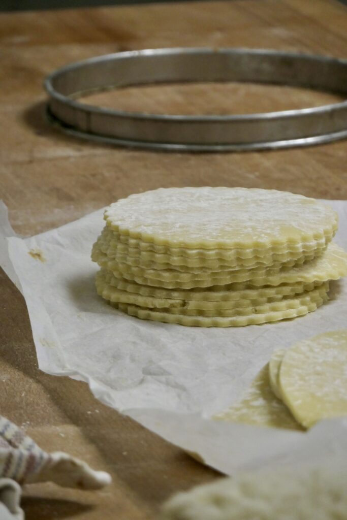 Fabrication des tartes à la boulangerie-pâtisserie artisanale Le Sentier de la Mie, au Teich.