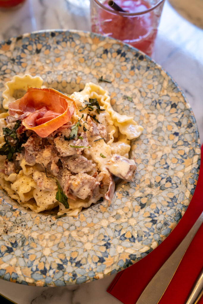 Plat de pâtes crémeuses Parma Amore à O Divino à Saint-Malo.