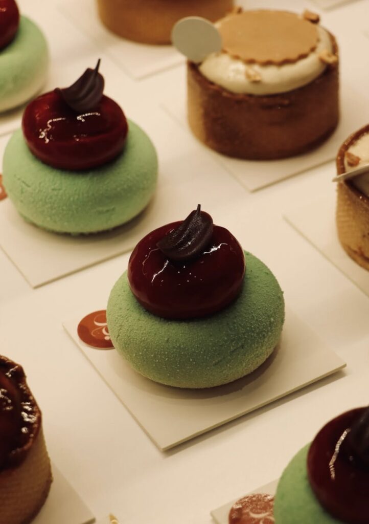 Pâtisseries colorées et raffinées proposées par Gatelier à Saint-Malo.