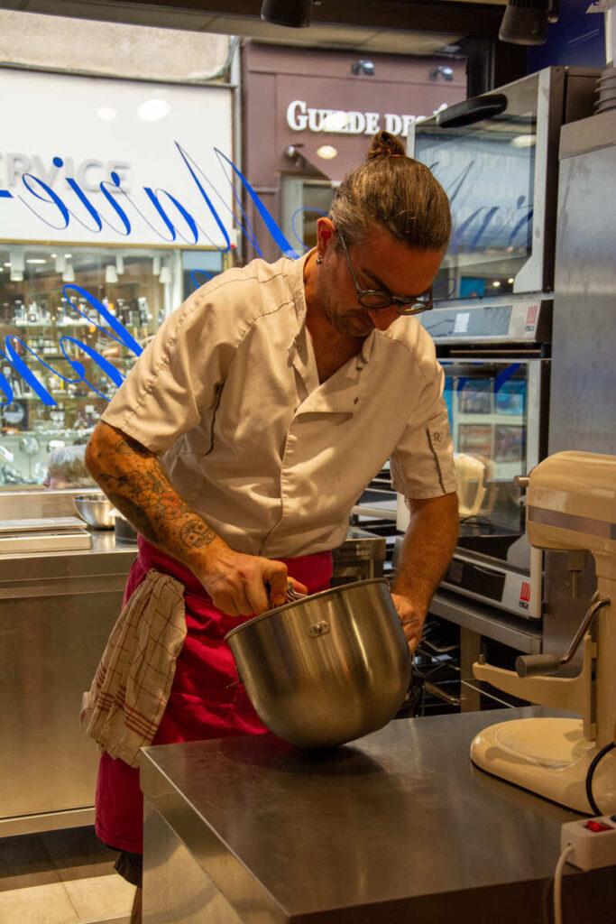 Le barrista et pâtissier du salon de thé et pâtisserie Marie-Henriette à Limoges