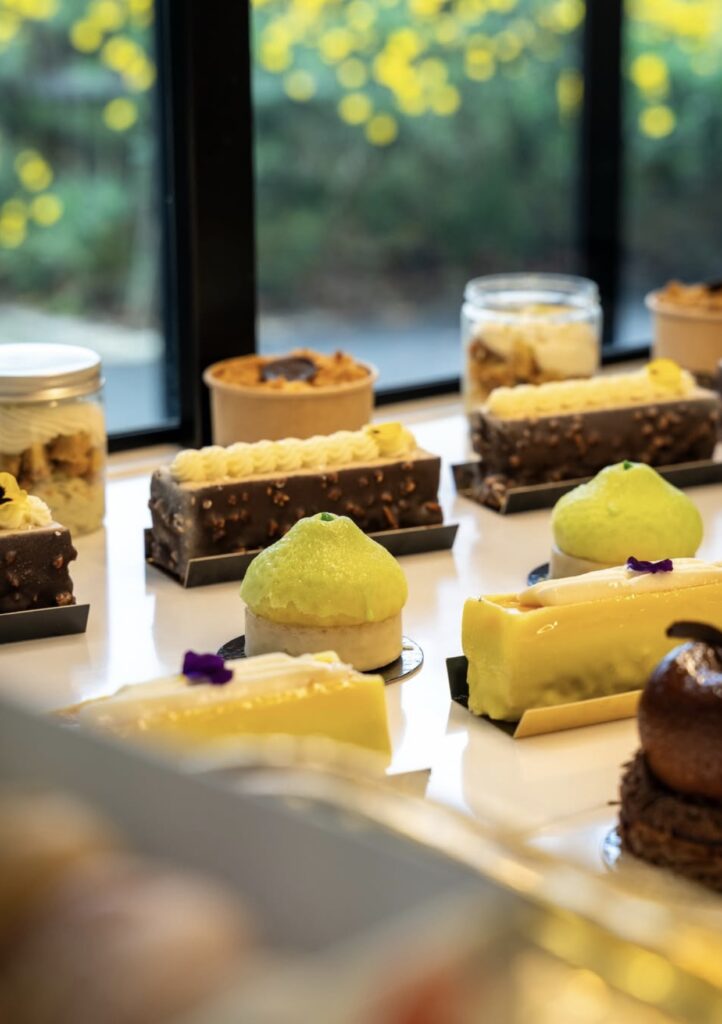 Pâtisseries fines et faites maison par Maison Rebours à Beaussais-sur-Mer.