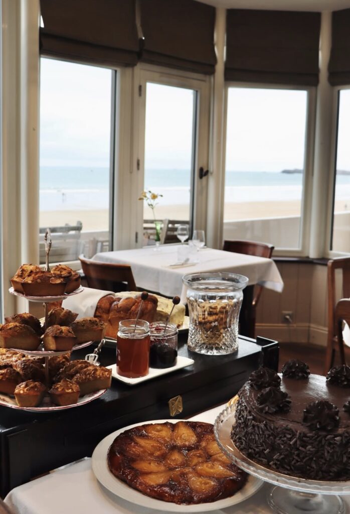 Sélection de pâtisseries et confitures maison au salon de thé Le Beaufort à Saint-Malo