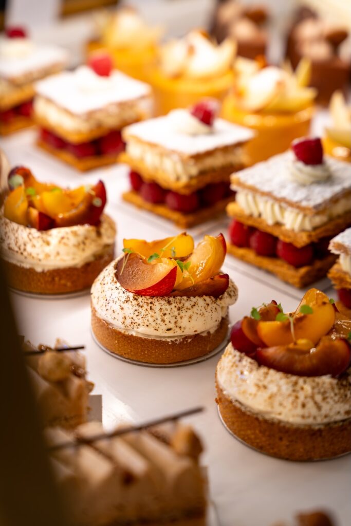 Sélection de pâtisseries individuelles à La Briacine à Saint-Briac-sur-Mer.