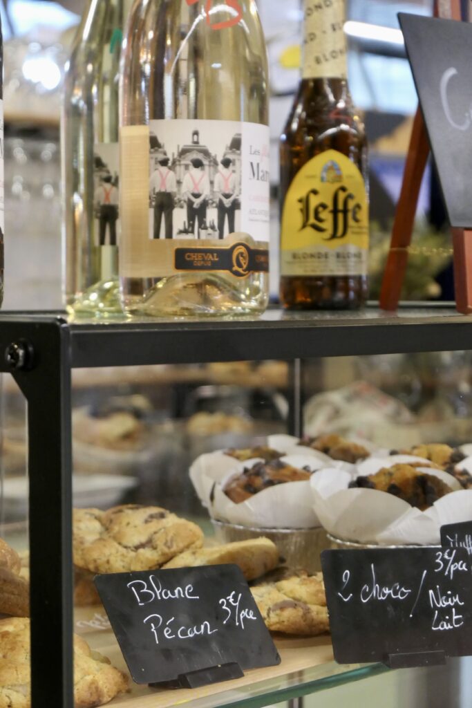 Pâtiisseries et boissons du stand traiteur Les Papoteuses, au marché de La Teste-de-Buch.