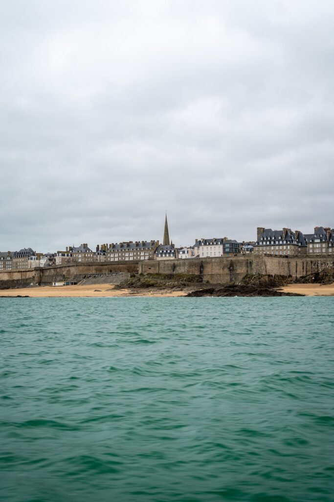 Une vue de Dinard depuis la mer, sur le bateau de La Pêche Dinardaise