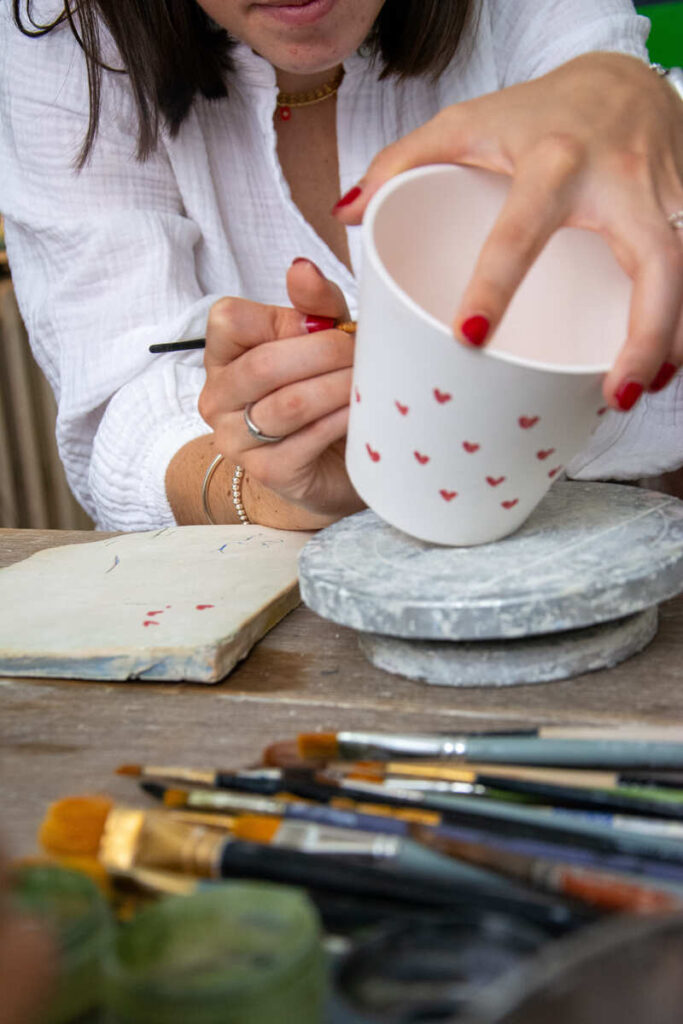Un atelier de modelage et de peinture sur céramique au studio Outrage à Limoges