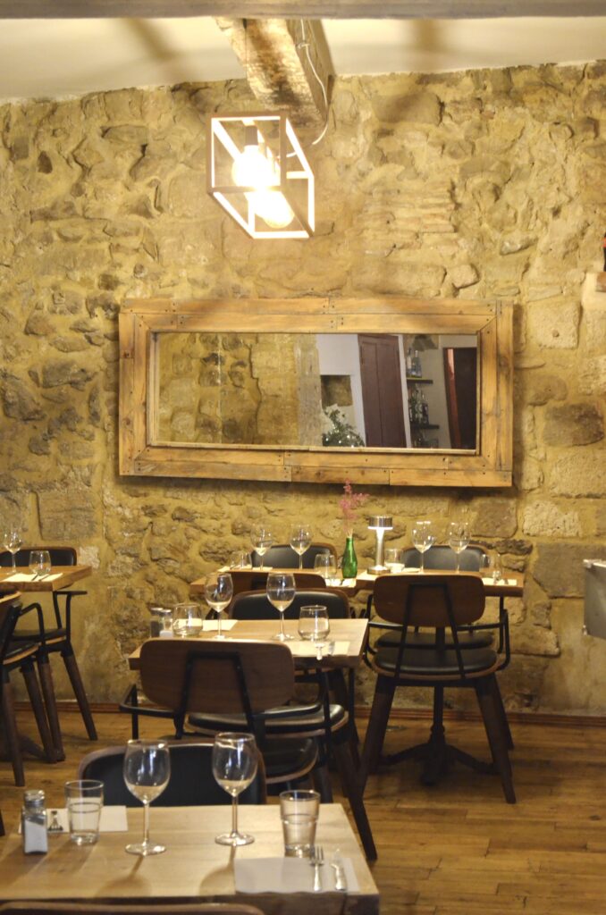 L'intérieur du restaurant Le Petit Comptoir à Avignon