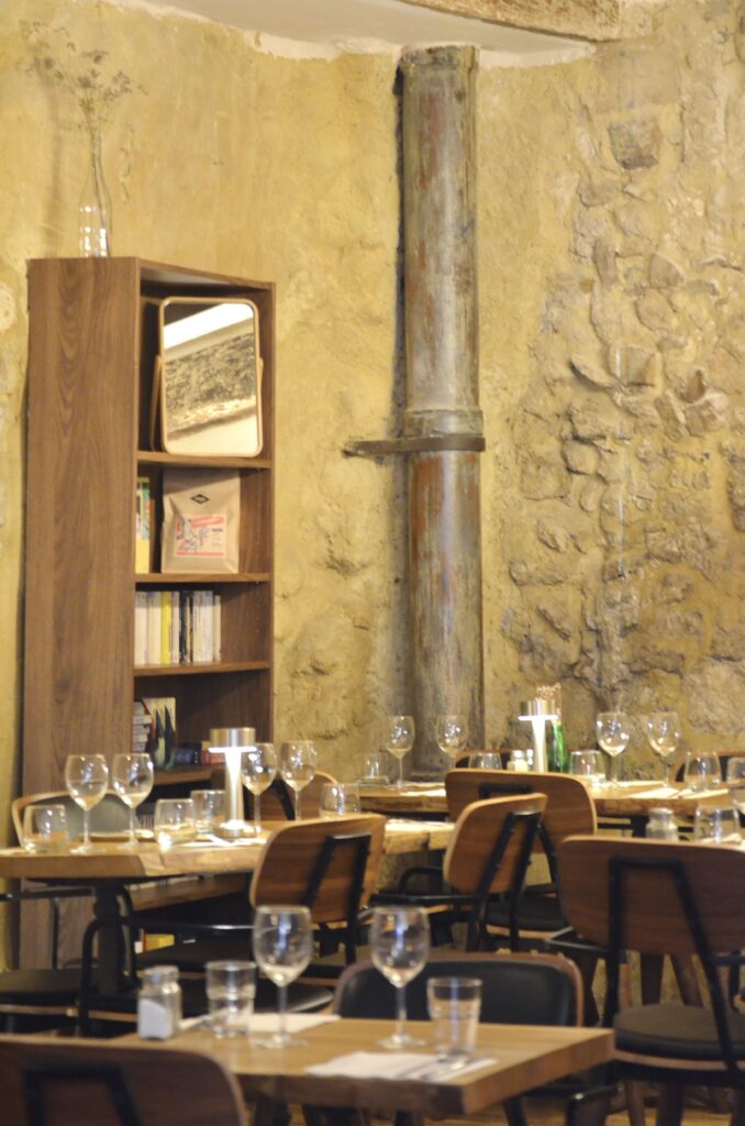 Les tables à l'intérieur du restaurant Le Petit Comptoir à Avignon
