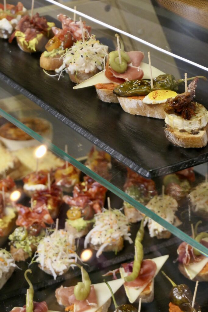 Pintxos du stand traiteur Les Papoteuses, au marché de La Teste-de-Buch.