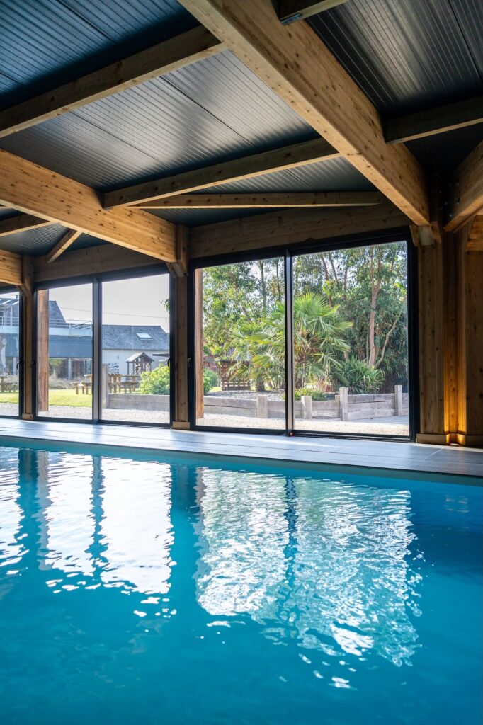 Piscine spacieuse et lumineuse au Manoir de la Forme à Plumaugat.