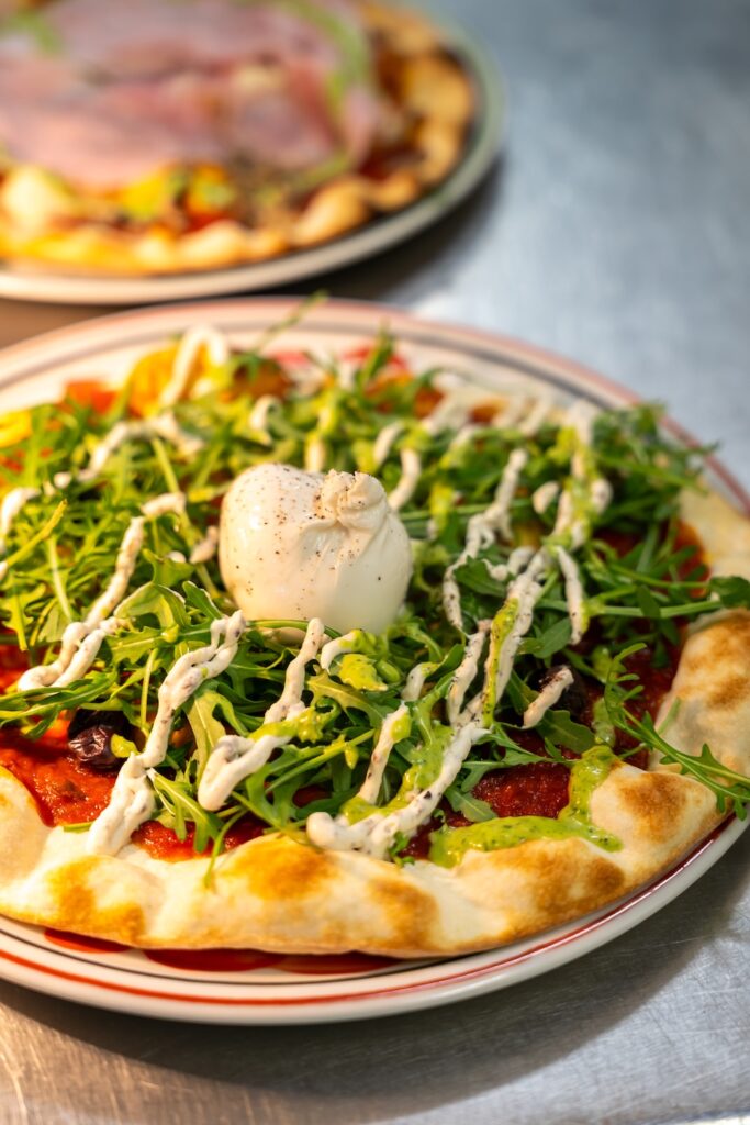 Pizza savoureuse préparée au Riva Café à Saint-Malo.