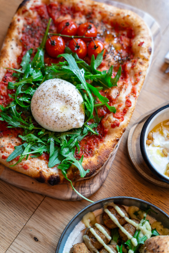 Pizza gourmande avec burrata et légumes frais à Polzo à Saint-Malo.