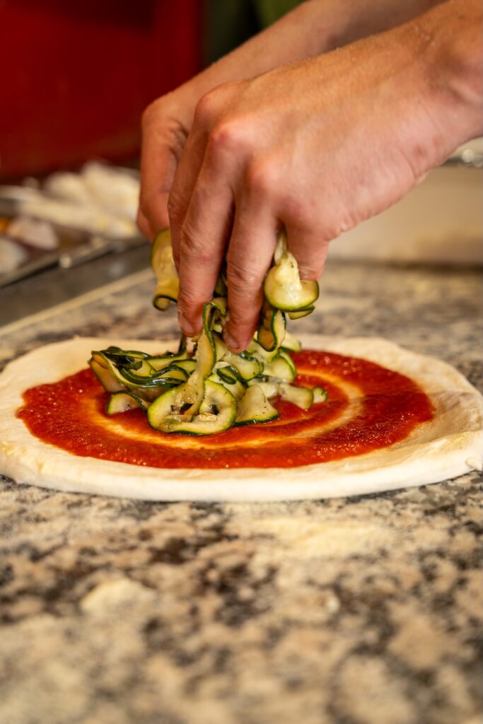 Chaque pizza est façonnée à la main, prête à être garnie d’ingrédients frais et savoureux. Gioia, Saint-Malo.