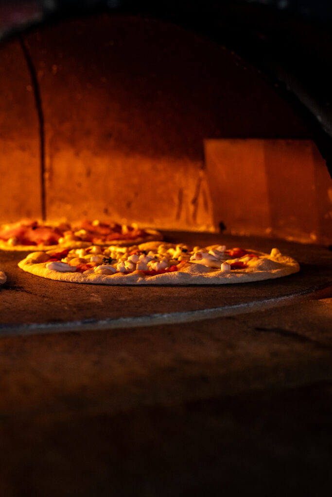 Pizza cuite au four dans la cuisine de O Divino à Saint-Malo.