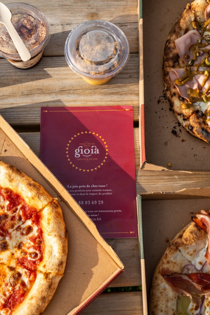 Pizzas savoureuses et desserts maison gourmands comme crumble pomme-vanille de Tahiti et tiramisu praliné-café. Gioia, Saint-Malo.