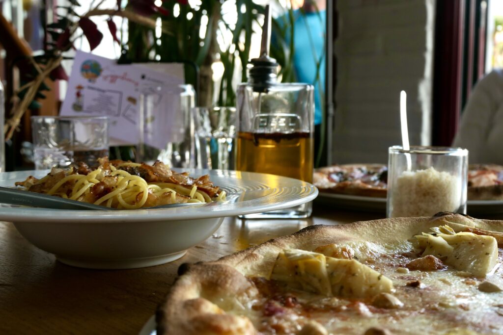 Pizzas et assiette de pâtes du restaurant italien Vitelli à Gujan-Mestras.