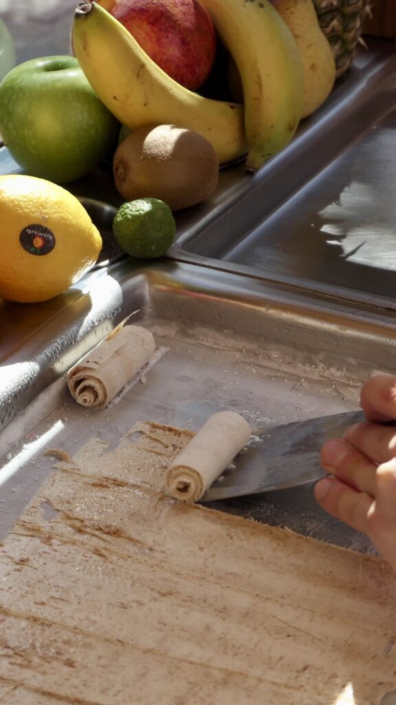 Glace artisanale roulée à la plancha chez Paradice Roll à Arcachon.