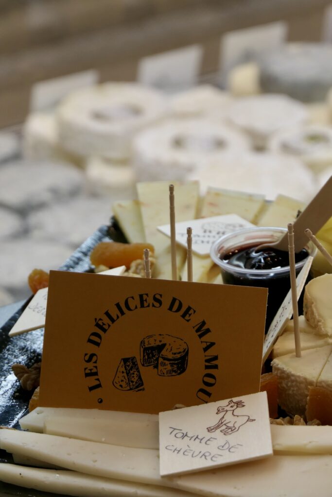 Planche de dégustation de fromage à la fromagerie Les Délices de Mamou au marché de La Teste-de-Buch.