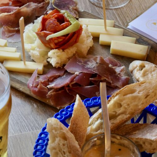 Planche de charcuterie, boissons et tartinades apéritives au restaurant Le Pique-Nique du Bassin à Arcachon.