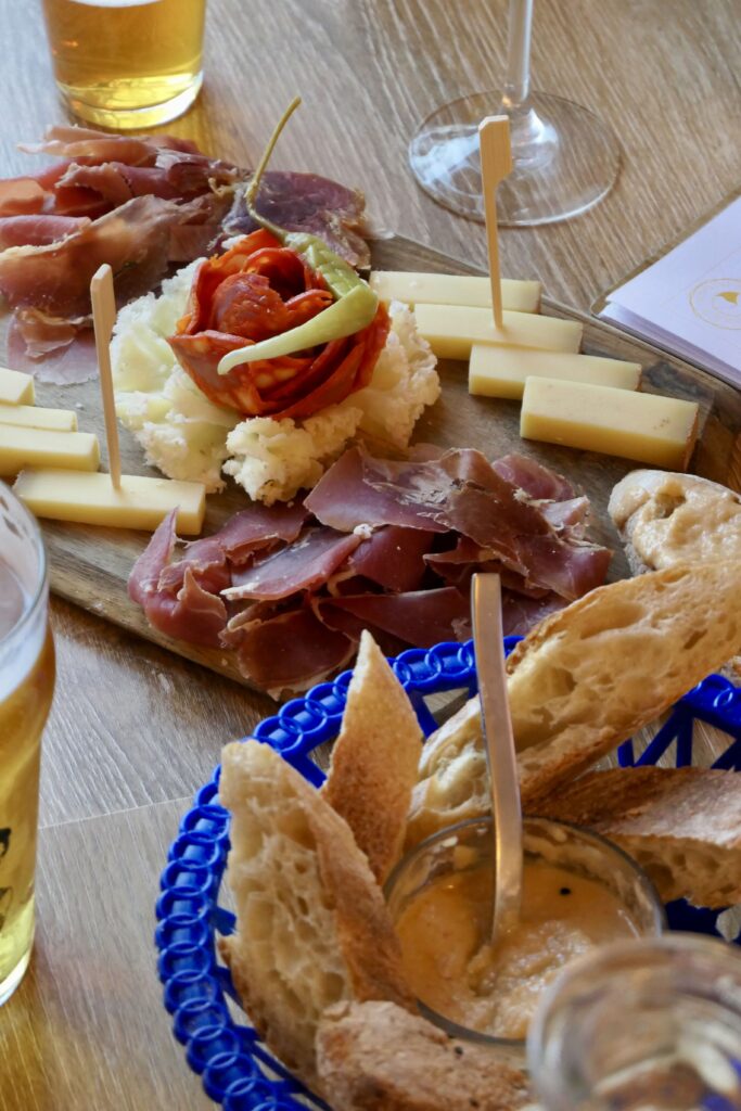 Planche de charcuterie, boissons et tartinades apéritives au restaurant Le Pique-Nique du Bassin à Arcachon.