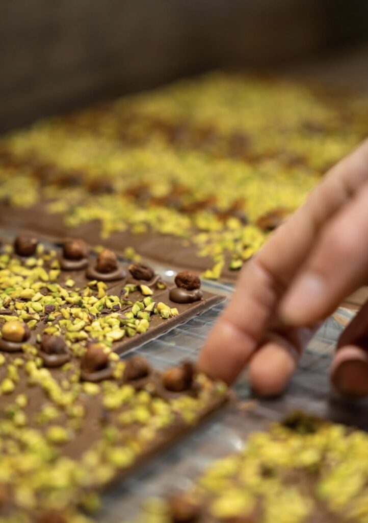 Plaques de chocolat colorées et gourmandes, avec éclats de pistache chez Maison Rebours à Beaussais-sur-Mer.