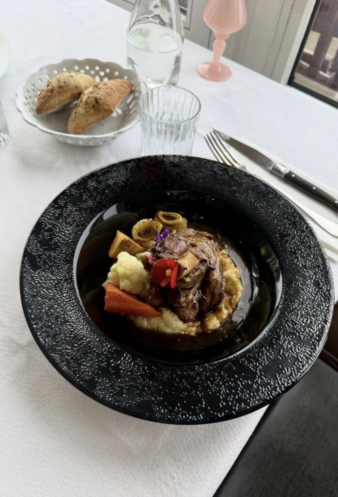 Plat dressé avec élégance au restaurant Le Beaufort à Saint-Malo.