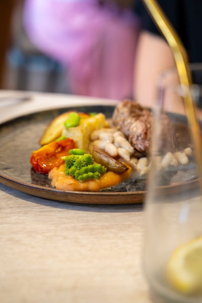 Plat savoureux préparé avec soin au restaurant Au Bout de la Ligne à Dinan.