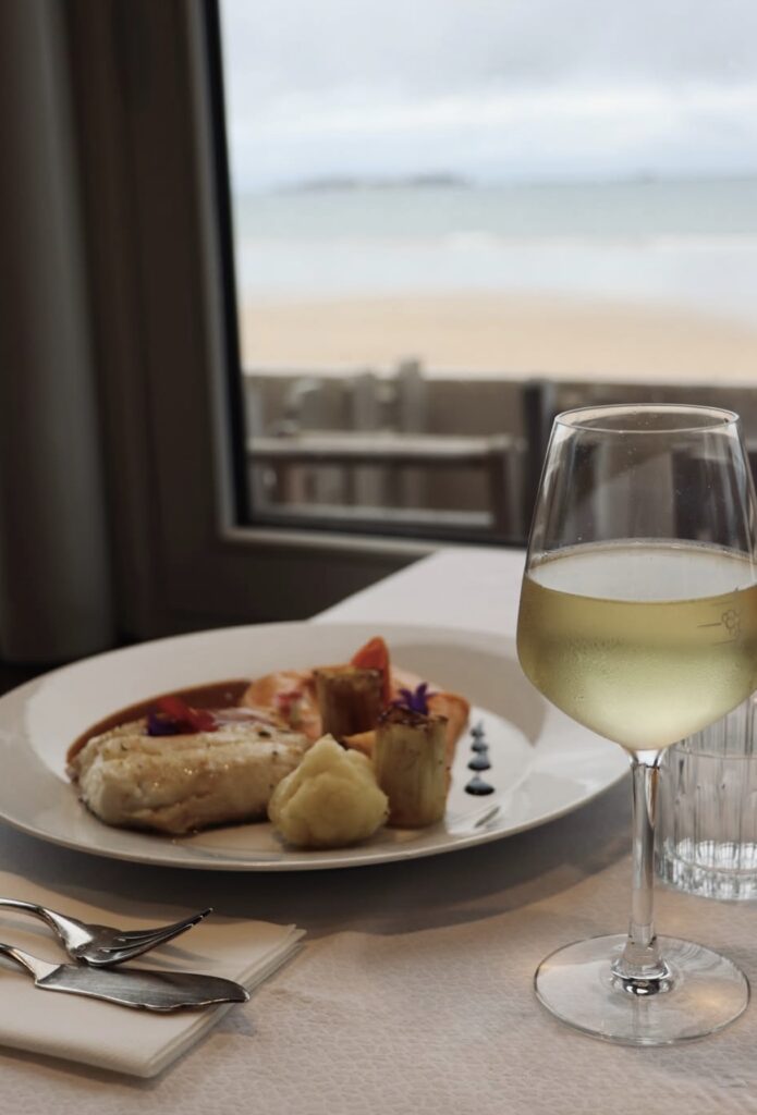 Plat à la carte servi face à la mer à l’Hôtel Restaurant Le Beaufort à Saint-Malo.