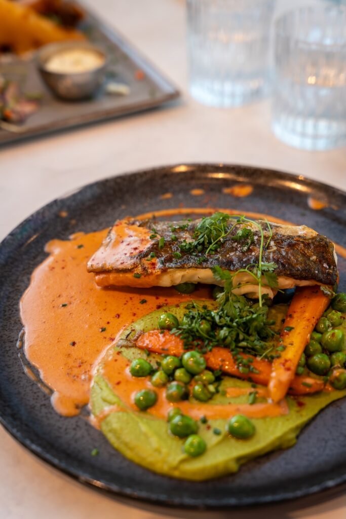 Assiette colorée de poisson et légumes au 1934 à Saint-Malo.