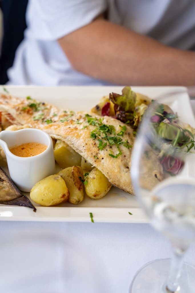 Plat savoureux avec poisson et légumes au Pintania à Dinard.