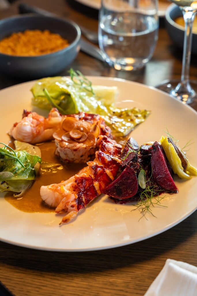 Assiette de poulpe délicatement préparée au Le 5 Restaurant à Saint-Malo.
