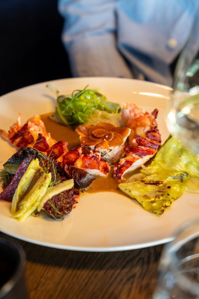 Plat savoureux de poule avec légumes et sauce au Le 5 Restaurant à Saint-Malo.
