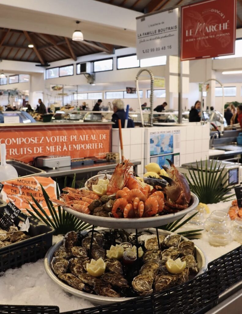 Plateau de fruits de mer fraîchement préparé à La Ferme des Nielles à Saint-Méloir-des-Ondes.